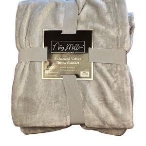 Amy Miller‎ Home Enhanced Velvet Throw Blanket New